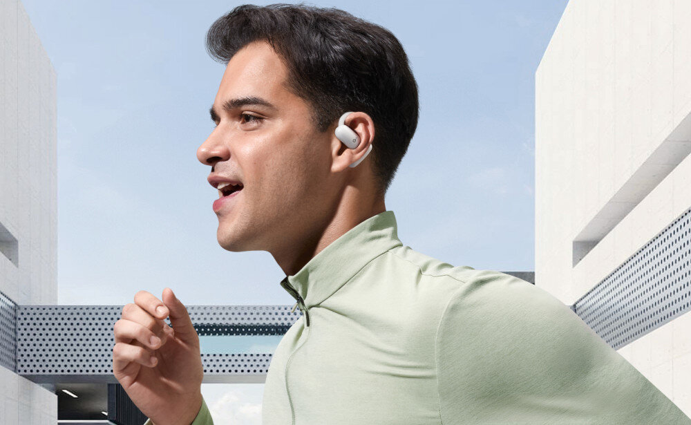 Słuchawki powietrzne SOUNDCORE AeroFit 2 dźwięk 3D LDAC pasmo przenoszenia jakość, osoba uprawiająca jogging z założonymi słuchawkami