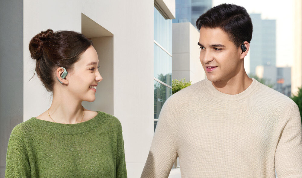 Słuchawki powietrzne SOUNDCORE AeroFit 2 ładowanie USB-C indukcyjne kabel w zestawie, osoby na świeżym powietrzu z założonymi słuchawkami