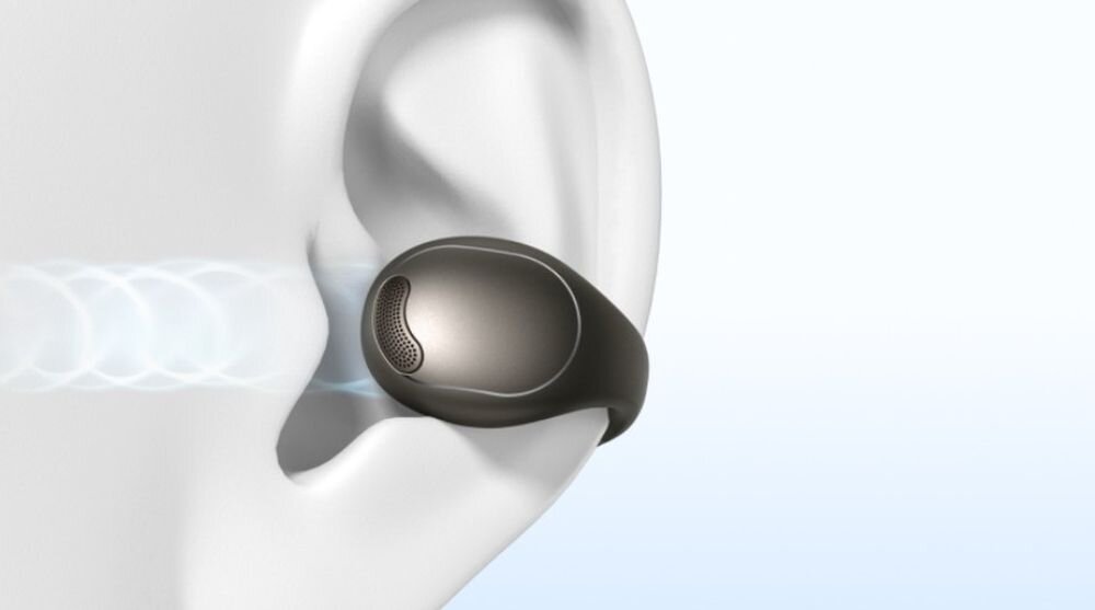 Słuchawki powietrzne SOUNDCORE C40I otwarty design świadomość otoczenia bezpieczeństwo, wizualizacja osoby z założoną słuchawką