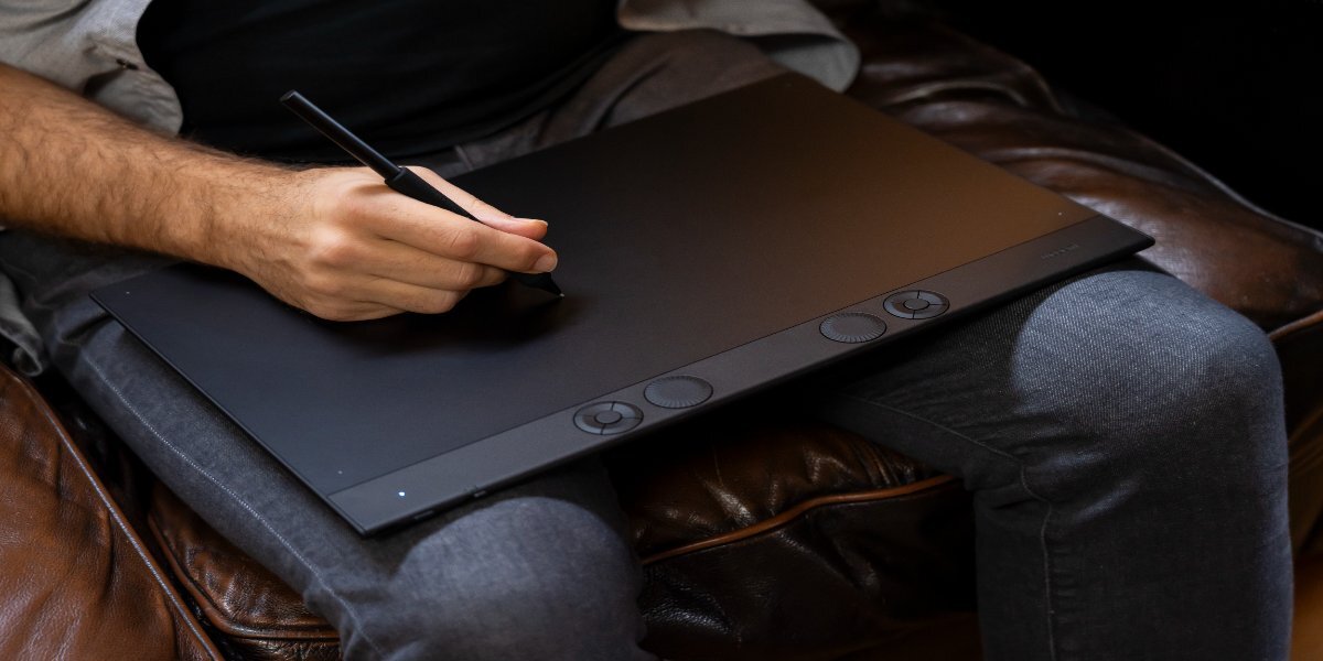 Dłoń używająca pióra Wacom Pro Pen 3 na tablecie Wacom Intuos Pro.