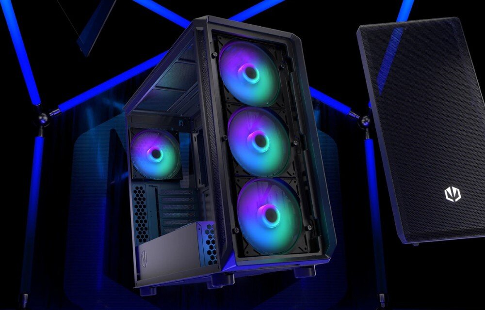 Komputer MAD DOG ENDORFY700ARGB-A02DR32 Obudowa komputera stacjonarnego zdemontowana z przednim panelem, pokazująca trzy duże wentylatory z podświetleniem RGB oraz jeden tylny wentylator. Tło utrzymane w odcieniach niebieskiego, przeznaczenie, cechy, zalety