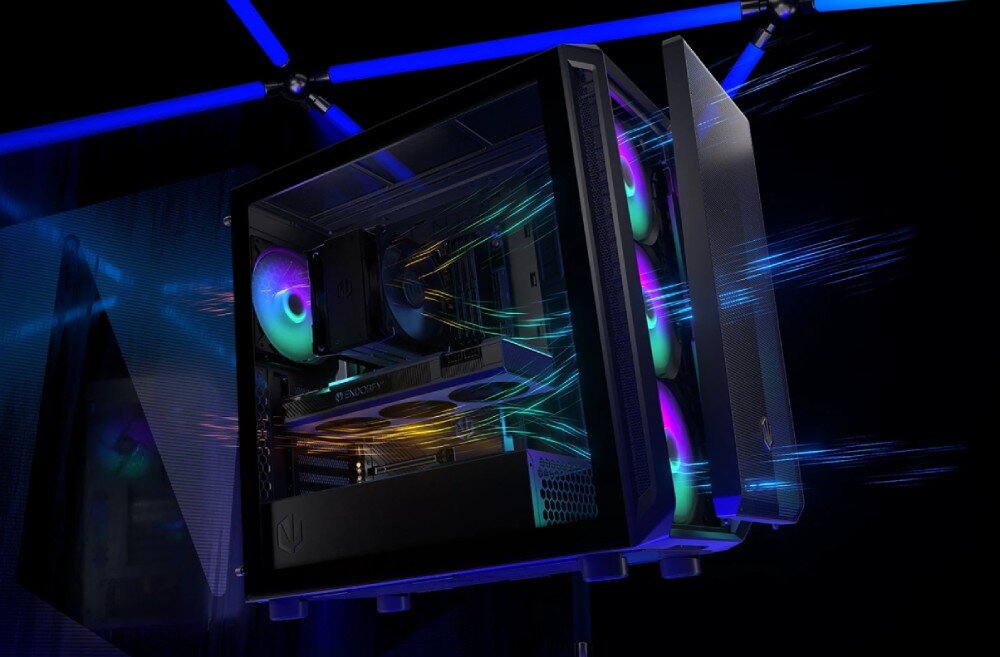 Komputer MAD DOG ENDORFY700ARGB-A02DR32 Komputer stacjonarny z przezroczystym panelem bocznym i podświetleniem RGB. Pokazano przepływ powietrza przez wentylatory zamontowane z przodu i z tyłu obudowy, wygląd, wentylacja, podświetlenie, porty