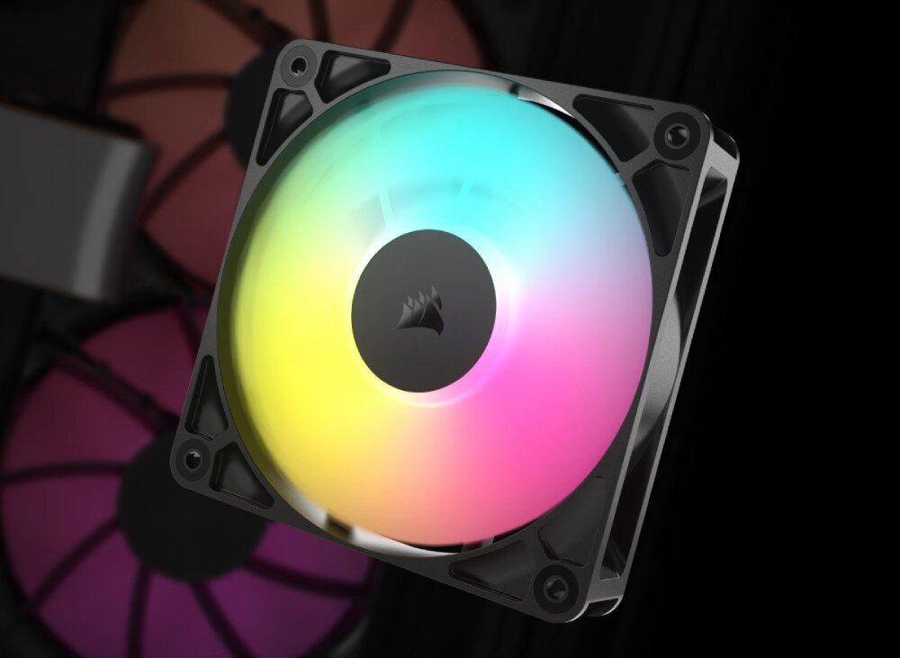 Obraz przedstawia wentylator komputerowy z podświetleniem ARGB, emitujący wielokolorowe światło. Na środku wentylatora widoczne jest logo producenta w kształcie żagla.