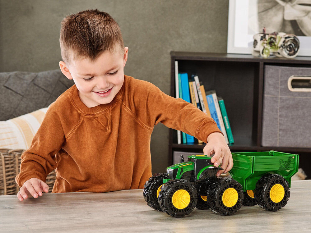 Traktor TOMY Monster Treads John Deere z przyczepą 47353 dziecko bawiące się zabawką