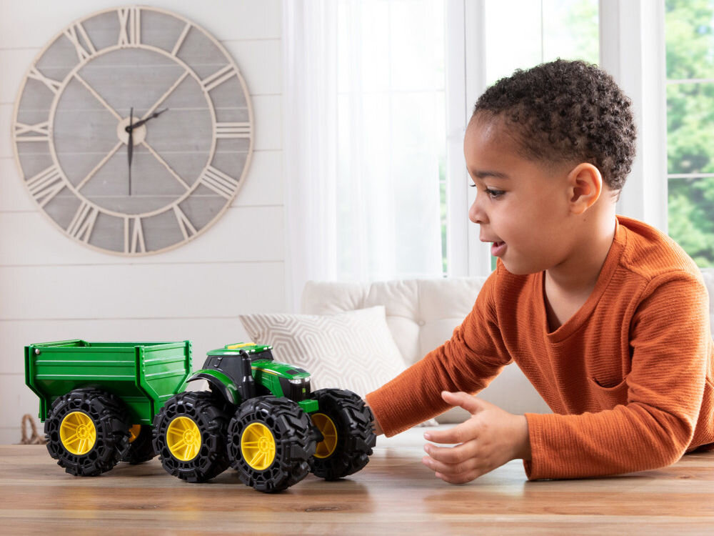 Traktor TOMY Monster Treads John Deere z przyczepą 47353 dziecko bawiące się zabawką staranne odwzorowanie na bazie prawdziwego ciągnika