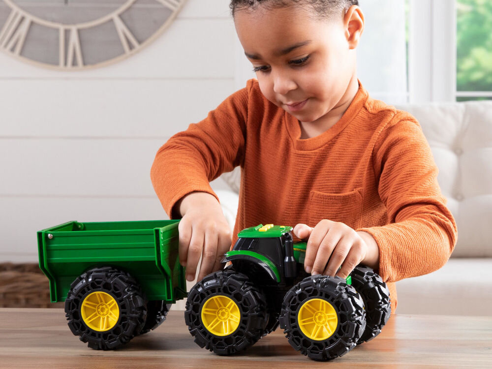 Traktor TOMY Monster Treads John Deere z przyczepą 47353 dziecko bawiące się zabawką trwałe materiały od 3 roku życia rozwijanie koordynacji rozwój kreatywności