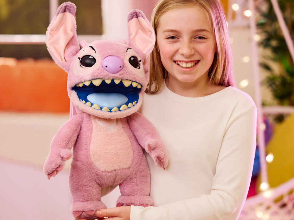 Zabawka interaktywna WOW Angel DIS-1030-01 wyprostowana z otwartą szeroko buzią technologia Puppetronics mechanika animatroniczna kontrola ręczna sterowanie dłonią
