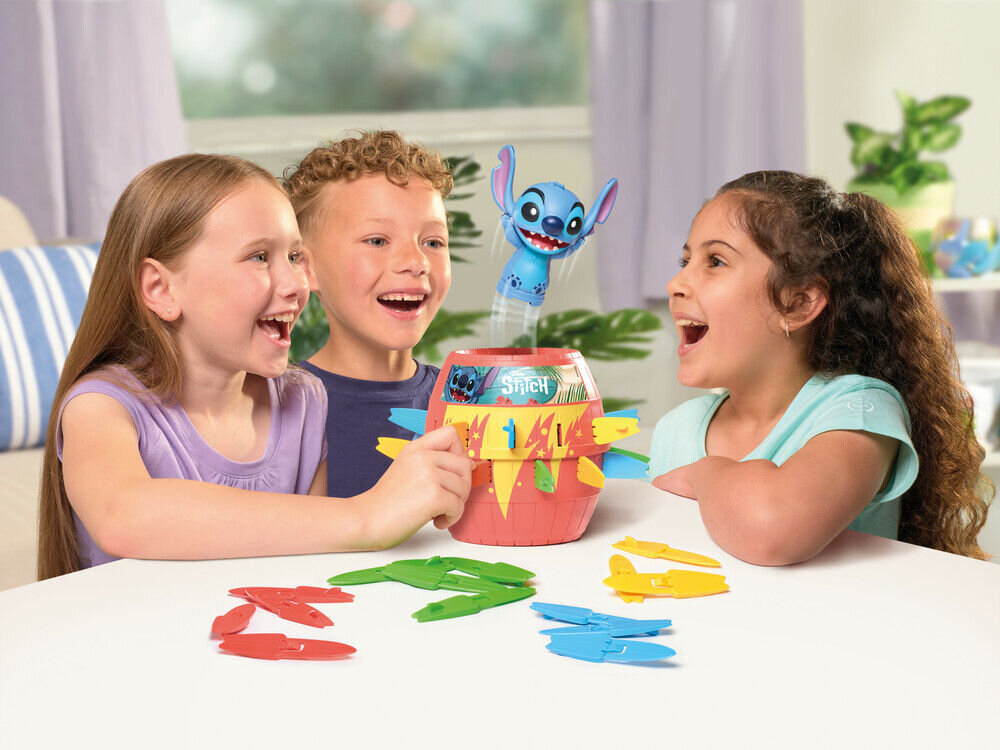 Gra towarzyska TOMY Pop Up Stitch T73772 trójka dzieci grająca w gre w domu