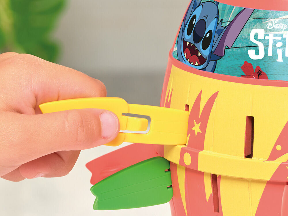 Gra towarzyska TOMY Pop Up Stitch T73772 zbliżenie na wkładanie mieczyka do beczki zasady gry rozgrywka