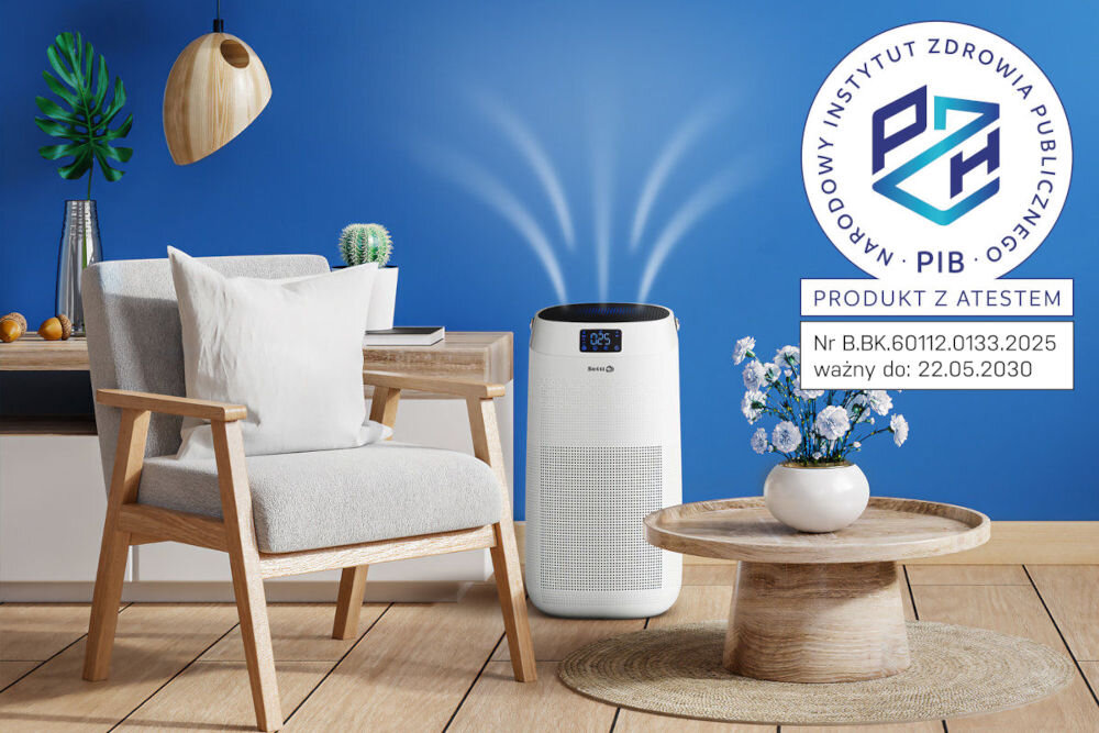 Oczyszczacz powietrza SETTI+ AP650W Wi‑Fi Biały oczyszczacz powietrza Setti+ stojący w nowoczesnym salonie z niebieską ścianą, emitujący czyste powietrze (wizualizację w postaci białych smug). Na zdjęciu umieszczono certyfikat (Atest) Narodowego Instytutu Zdrowia Publicznego PZH