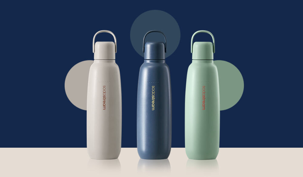 BUTELKA TERMICZNA SODASTREAM DO GAZOWANIA WODY STORM BLUE 0.9L ciemne tło trzy butelki bezowa granatowa miętowa nakrętki uchwyt w pracy elegancka smukła mieszcząca się w torbie w domu stylowy dodatek relaks z ulubionym napojem na trening odporna szczelna wygodna do noszenia na siłownię jogę plenerowe aktywności funkcjonalność dbalość o środowisko