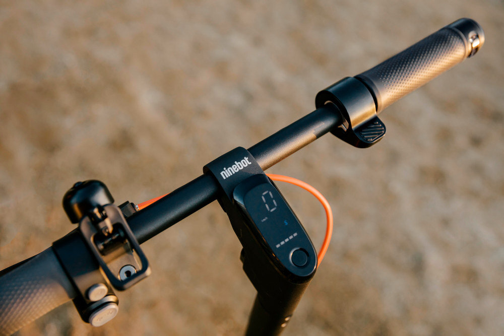 Hulajnoga elektryczna SEGWAY Ninebot KickScooter F2 Plus Czarny wyswietlacz