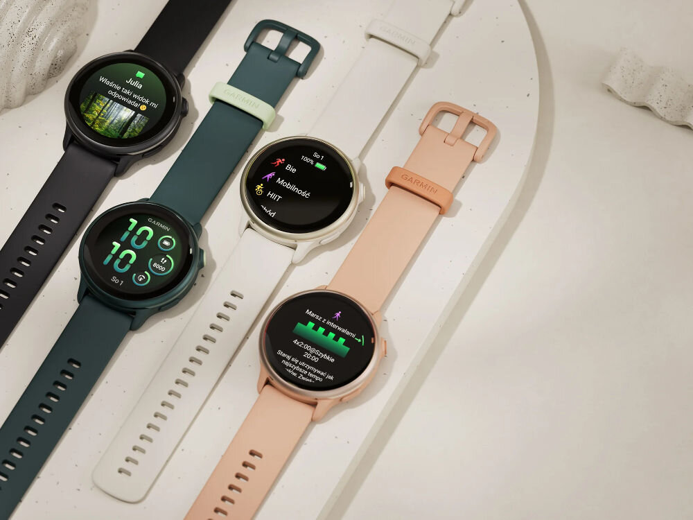 Zegarek sportowy GARMIN Vivoactive 6 w 4 kolorach leżące płasko na jasnym blacie animowane treningi hiit kardio siłowy joga pilates aplikacja kolarstwo ręczne dedykowane aplikacje