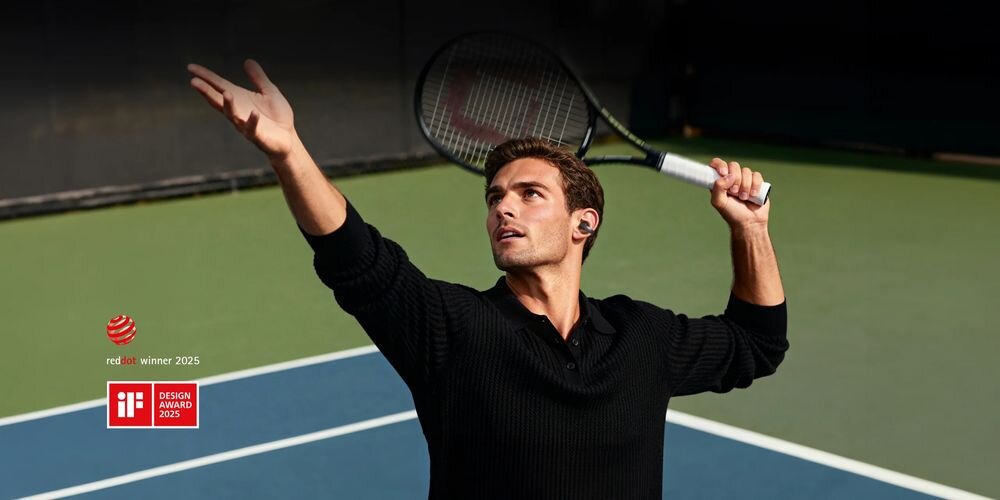 SOUNDCORE AeroClip Open-Ear Clip słuchawki powietrzne otwarta konstrukcja komfort adaptacyjny lekka forma, osoba z założonymi słuchawkami powietrznymi grająca w tenisa