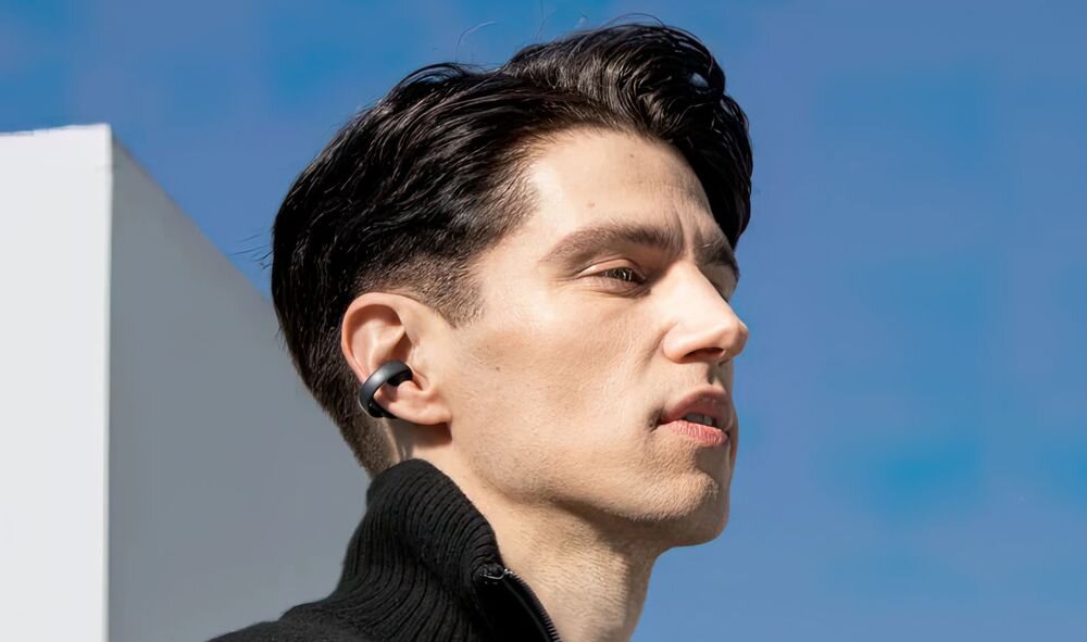 SOUNDCORE AeroClip Open-Ear Clip mniejsza komora 37 procent ergonomia 3 stopnie komfort noszenia, osoba z założonymi słuchawkami powietrznymi
