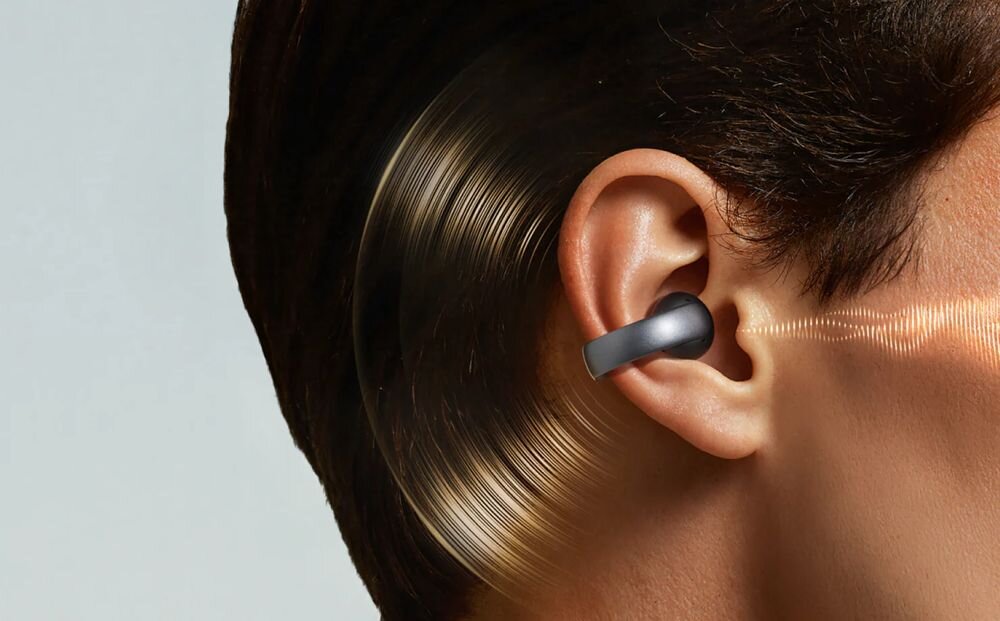 SOUNDCORE AeroClip Open-Ear Clip 5.9 mm wyciek dźwięku prywatność konstrukcja audio, osoba z założonymi słuchawkami powietrznymi