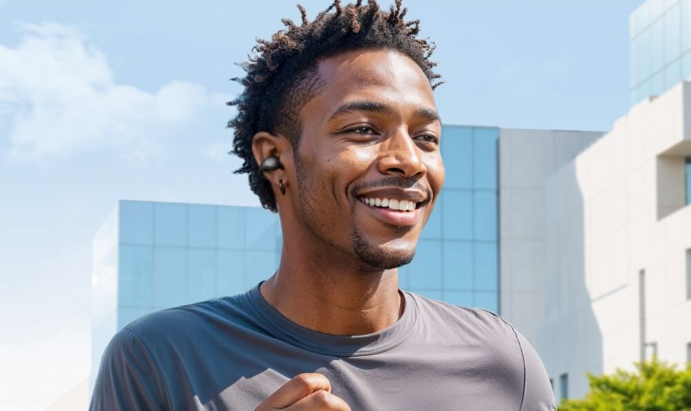 Słuchawki powietrzne SOUNDCORE C40I clip-on otwarty design komfort codzienny, osoba z założonymi słuchawkami