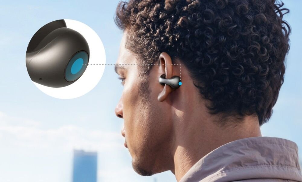 Słuchawki powietrzne SOUNDCORE C40I AI mikrofony redukcja szumów wyraźne połączenia, osoba z założonymi słuchawkami