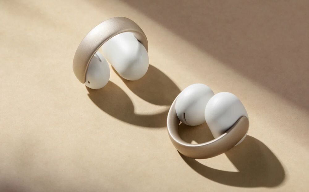 SOUNDCORE AeroClip Open-Ear Clip open ear komfort brak ucisku styl użytkowania słuchawki, słuchawki powietrzne leżące na blacie