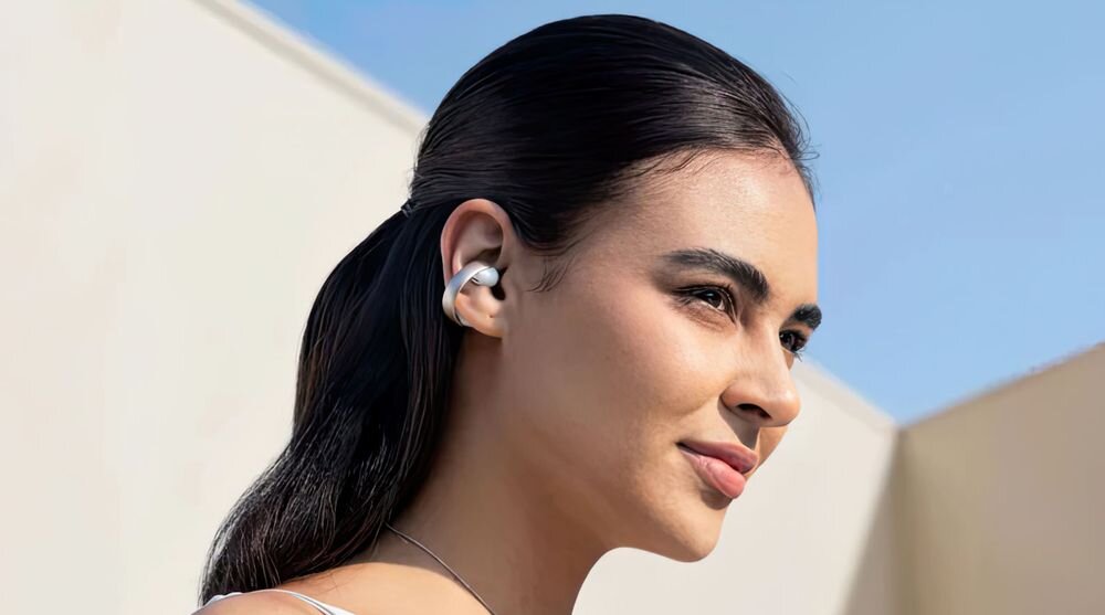 SOUNDCORE AeroClip Open-Ear Clip mniejsza komora 37 procent ergonomia 3 stopnie komfort noszenia, osoba z założonymi słuchawkami powietrznymi