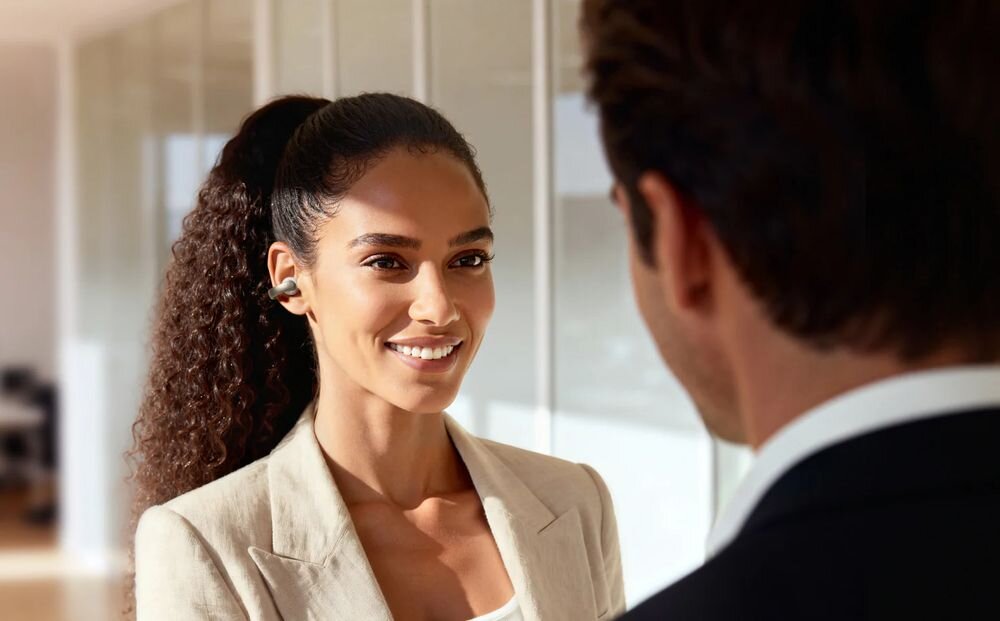 SOUNDCORE AeroClip Open-Ear Clip kontakt z otoczeniem bezpieczeństwo słyszenie otoczenia open ear, osoba z założonymi słuchawkami powietrznymi