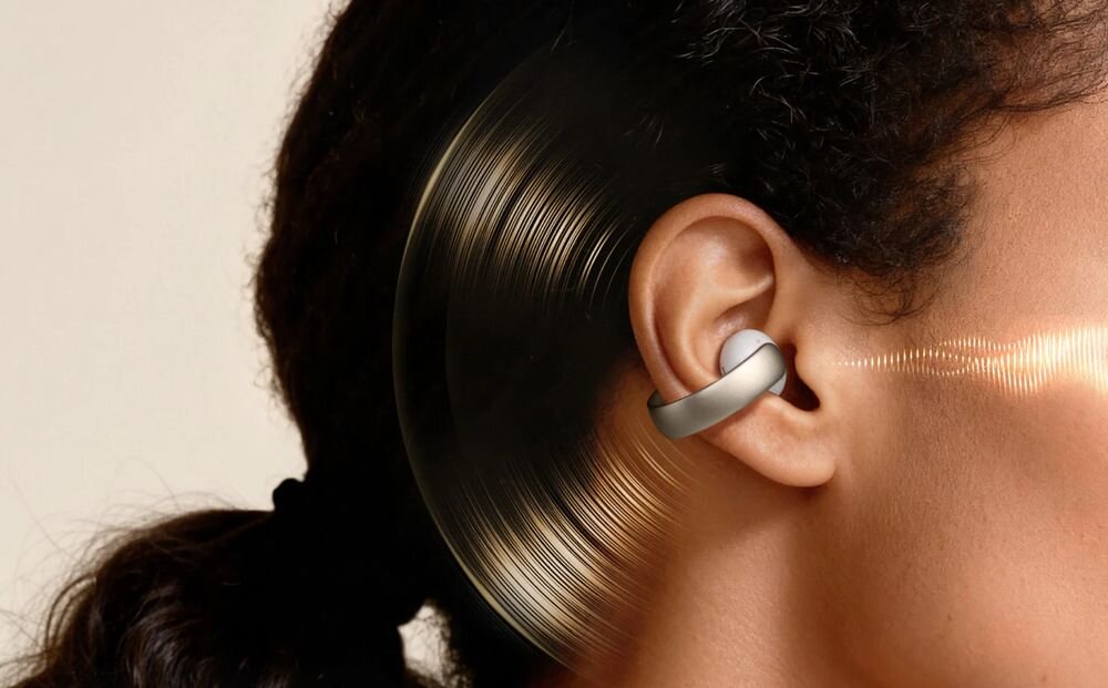 SOUNDCORE AeroClip Open-Ear Clip 5.9 mm wyciek dźwięku prywatność konstrukcja audio, osoba z założonymi słuchawkami powietrznymi