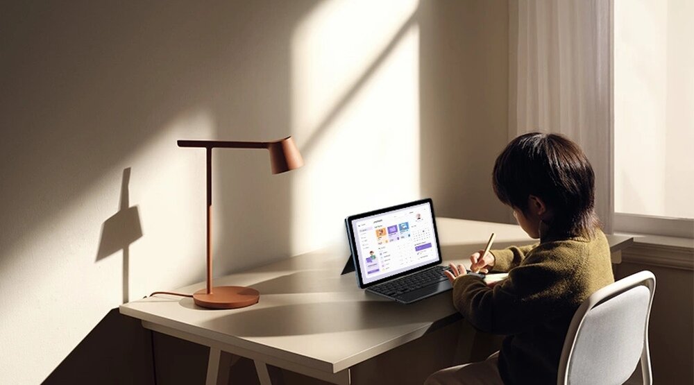 Tablet BLACKVIEW Tab 16 Pro dziecko pracuje na tablecie przy biurku, aluminium grubość 7,45 mm waga 503 g