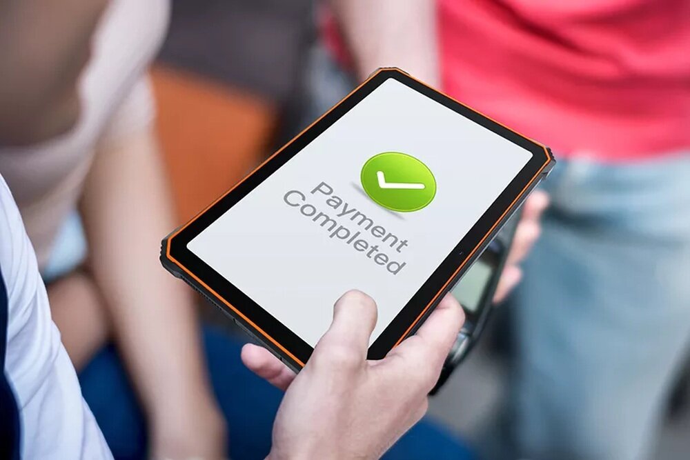 Tablet BLACKVIEW Active 8 Pro w ręku, IP68 i IP69K odproność szczelność temperatury 