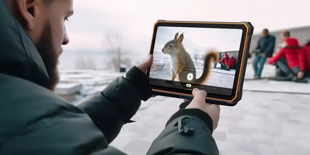 Tablet BLACKVIEW Active 8 Pro człowiek robi zdjęcie wiewiórce, Google Lens rozpoznawanie tłumacz 