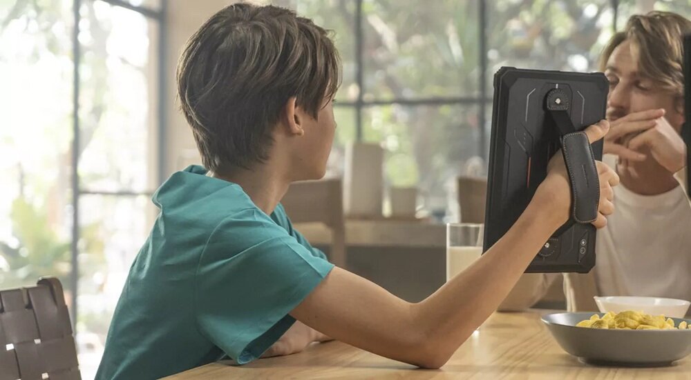 Tablet BLACKVIEW Active 8 Pro w rękach, dołączony pasek ze skóry ekologicznej wymiary grubość  