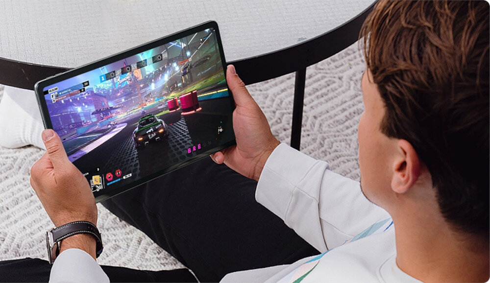 Tablet Blackview Tab 70 człowiek gra w wyścigówkę komfort lekkosc