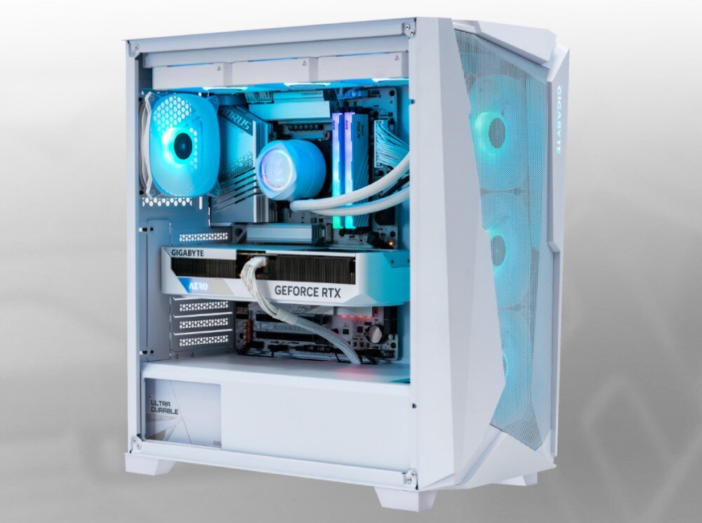 Komputer MAD DOG Powered by Gigabyte AORUS301WH-I02DR32 Wnętrze białej obudowy komputera z widoczną kartą graficzną, chłodzeniem cieczą i podświetleniem RGB w odcieniach niebieskiego i fioletowego, opis