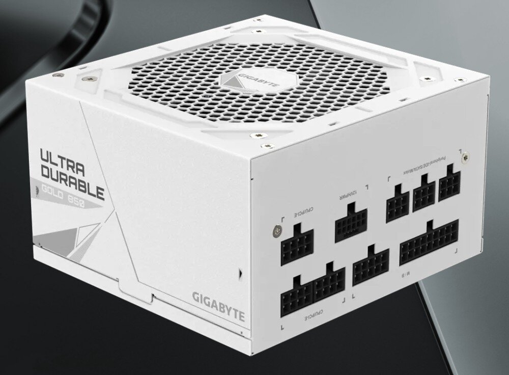 Komputer MAD DOG Powered by Gigabyte AORUS301WH-I02DR32 Biały zasilacz komputerowy z logiem 'Gigabyte' i napisem 'Ultra Durable Gold 850'. Widać złącza modularne oraz perforację wentylacyjną na górze, zasilacz, moc, sprawność, certyfikat, zabezpieczenia