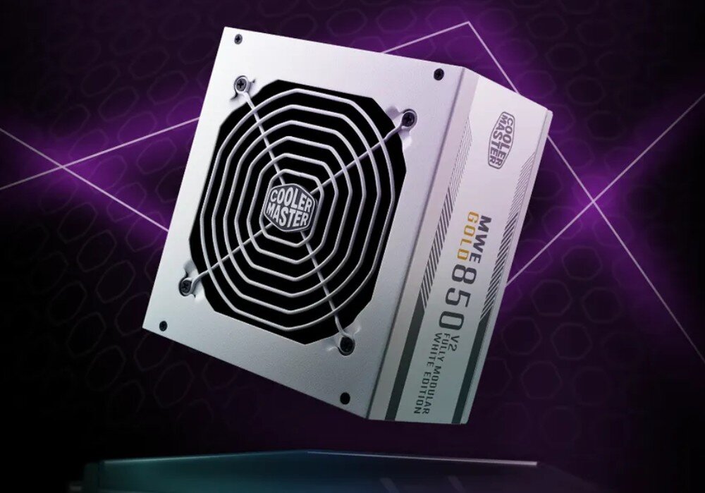Komputer MAD DOG HAF500ARGB-W-A01DR32 Biały zasilacz Cooler Master z czarnym wentylatorem i oznaczeniem 850W, na tle fioletowych świateł, zasilacz, moc, sprawność, zabezpieczenia