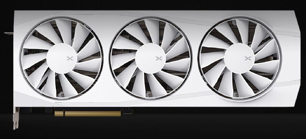 Komputer MAD DOG HAF500ARGB-W-A01DR32 Karta graficzna w kolorze białym z trzema dużymi wentylatorami. Karta ma złote złącze PCIe na dole oraz metalowy śledź montażowy po lewej stronie. Tło jest ciemne, co podkreśla jasny kolor obudowy urządzenia, karta graficzna, architektura, technologie, grafika