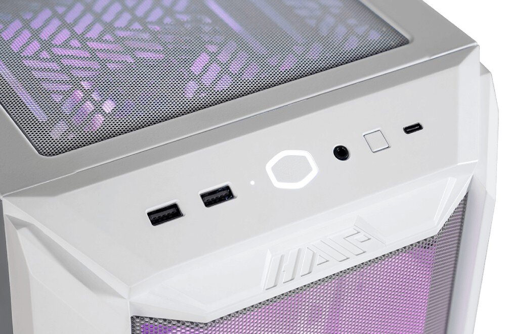 Komputer MAD DOG HAF500ARGB-W-A01DR32 Zbliżenie na górny panel przedni białej obudowy komputera, przedstawiające dwa porty USB-A, port jack, przycisk z podświetlanym logo, przycisk funkcyjny i port USB-C, a także siatkę wentylacyjną z fioletowym podświetleniem w tle, obudowa, wygląd, wentylacja, porty