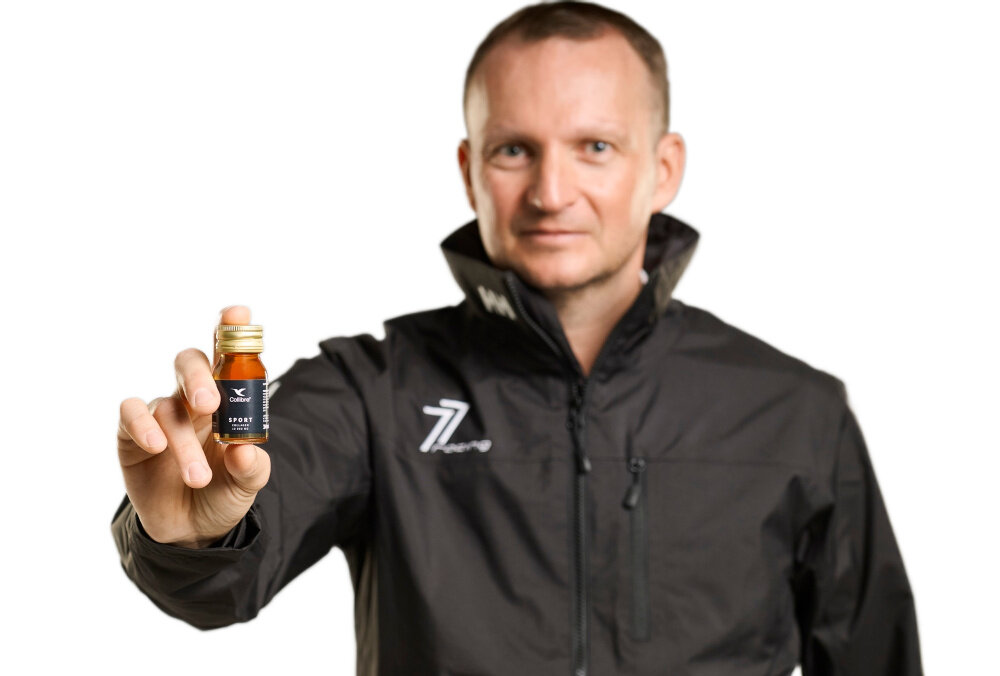 Kolagen COLLIBRE Sport shot 15 x 30 ml osoba trzyma w dłoni jedną buteleczkę kolagenu białe tło 10 g kolagenu wołowego w formie hydrolizatu 2000 Da wysoka przyswajalność kolagen to kluczowe białko strukturalne regeneracja mięśni wzmacnienie stawów poprawa elastyczność skóry zachowanie sprawności fizycznej i młodego wyglądu