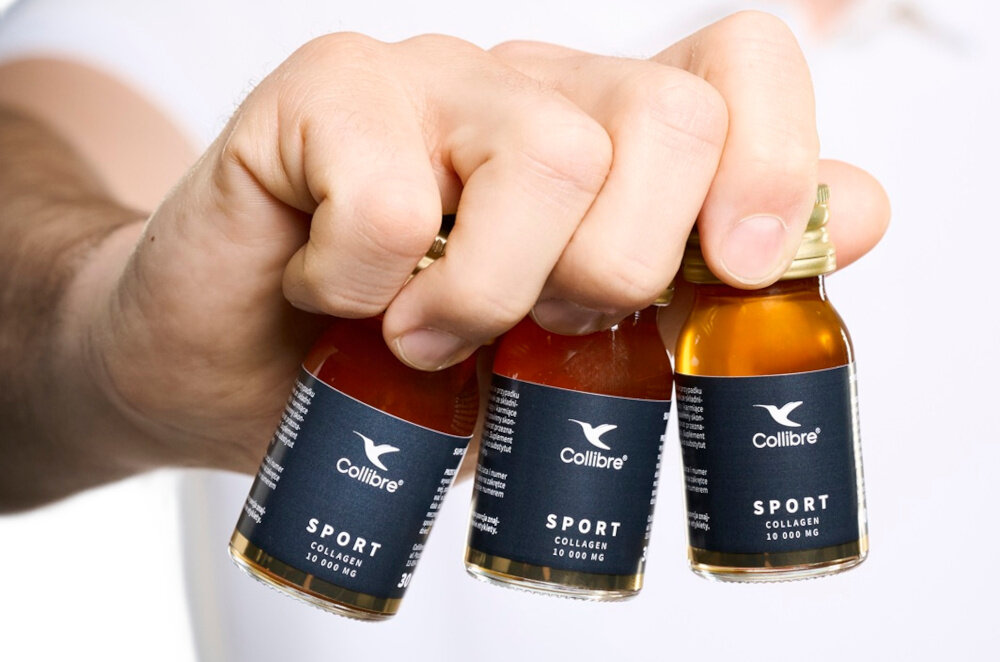 Kolagen COLLIBRE Sport shot 15 x 30 ml zbliżenie na dłoń osoby osoba trzyma trzy buteleczki kolagenu w dłoni zastrzyk wsparcia synergia składników odżywczych wspomaga mięśnie stawy i układ odpornościowy