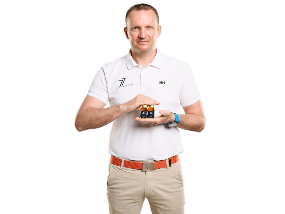 Kolagen COLLIBRE Sport shot 15 x 30 ml białe tło osoba trzyma dwie buteleczki kolagenu między dłoniami nie zawiera konserwantów sztucznych dodatków cukru glutenu laktozy i białek mleka czysty skład zamknięty w wygodnej formie wspiera efekty treningowe i regenerację