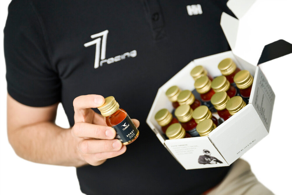 Kolagen COLLIBRE Sport shot 15 x 30 ml osoba trzyma w jednej dłoni pudełko wypełnione buteleczkami w drugiej pokazuje jedną buteleczkę starannie dobrana kompozycja składników hydrolizat kolagenu witamina C 80 mg glukozamina 200 mg chondroityna 80 mg MSM 180 mg krzem 12 mg witamina D3 3 µg ekstrakt z żeń-szenia syberyjskiego 15 mg