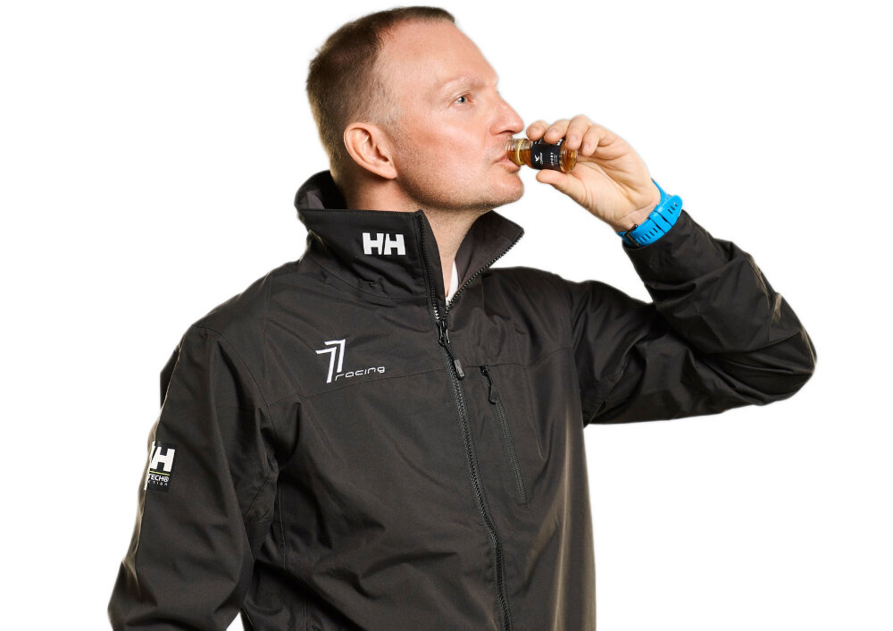 Kolagen COLLIBRE Sport shot 15 x 30 ml osoba pije kolagen zdjęcie na białym tle skuteczność poręczne buteleczki w formie szotów delikatny brzoskwiniowy smak dawkowanie jedna buteleczka dziennie