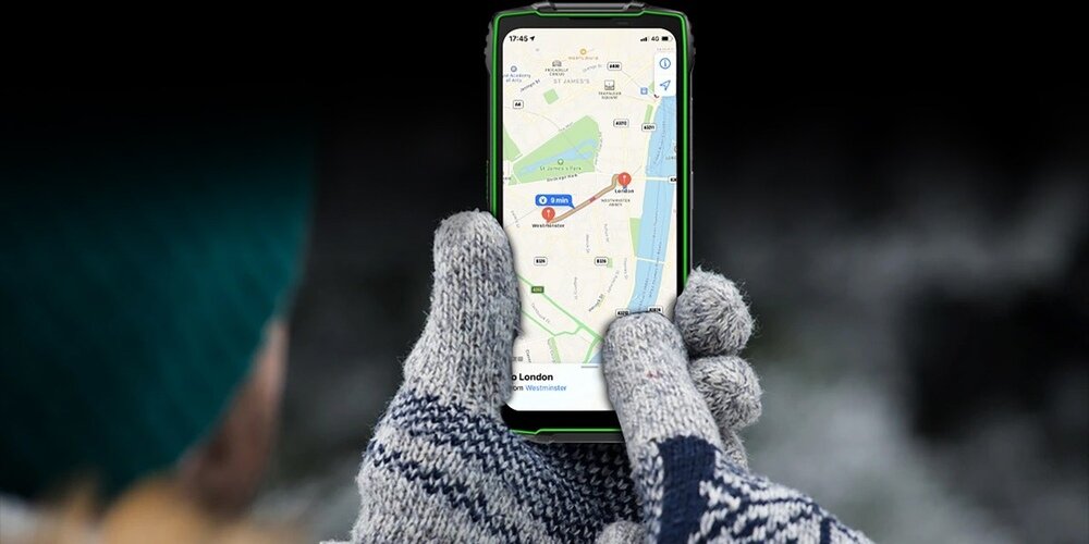 Smartfon BLACKVIEW BV8200 trzymany w rękach MIL-STD-810H IP68 i IP69K odporność na wodę, pył, upadki i skrajne temperatury