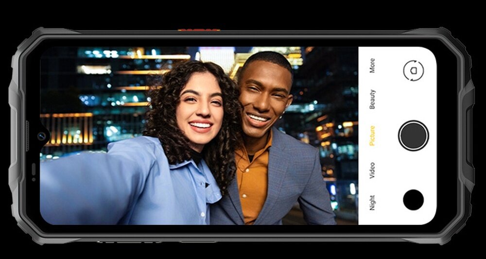 Smartfon OSCAL Marine 2 ludzie robią selfie   