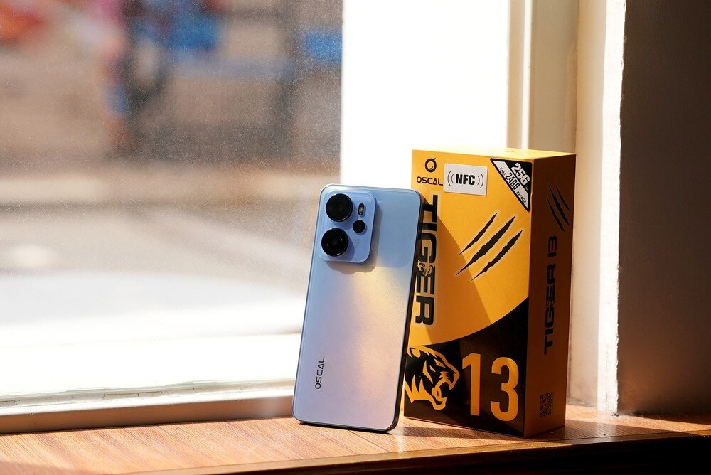 Smartfon OSCAL Tiger 13 oparty o pudełko  
