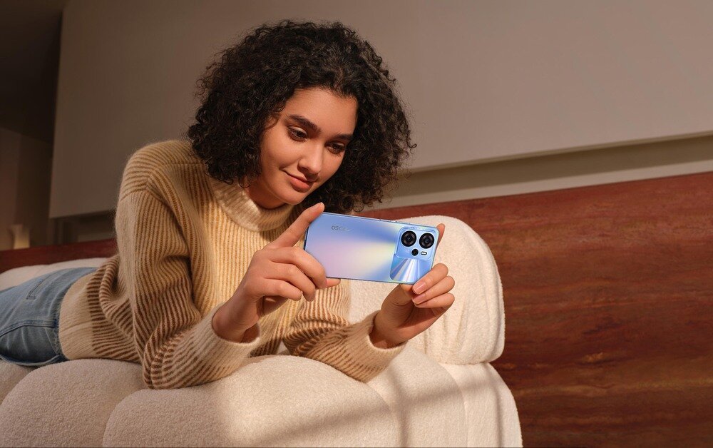 Smartfon OSCAL Tiger 13 kobieta na kanapie ogląda na smartfonie  