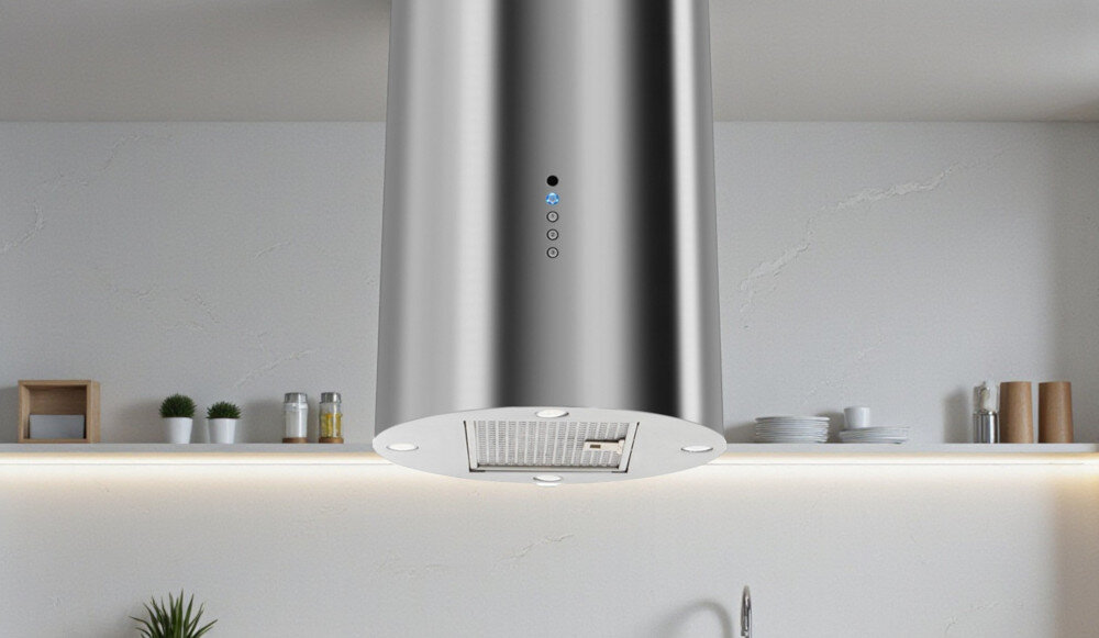 OKAP AKPO WK-12 ISLA BALMERA SLIM Na zdjęciu widać przestronną kuchnię w ciemnej kolorystyce z dużym okapem wyspowym zawieszonym nad wyspą kuchenną. W tle znajdują się długie blaty robocze, zabudowa z piekarnikiem, duże okna z widokiem na zieleń oraz dwa zlewy z wysokimi bateriami smukły design minimalistyczny elegancja styl industrialny proporcje