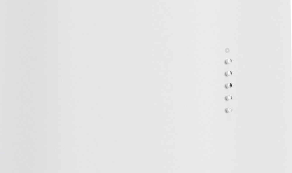 OKAP AKPO WK-4 Isla Balmera Slim Na zdjęciu widać fragment czarnego, cylindrycznego okapu kuchennego z widocznym rzędem przycisków sterujących na obudowie. U dołu znajdują się wbudowane punkty świetlne LED oraz prostokątny filtr tłuszczowy tryb wyciąg pochłaniacz filtry węglowe usuwanie zapachów opary