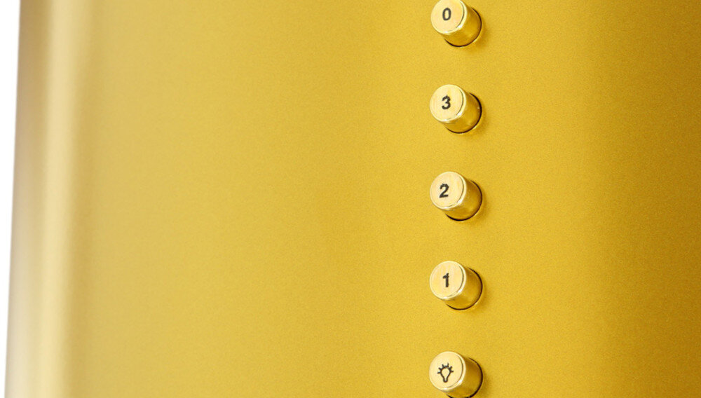 OKAP AKPO WK-4 Isla Balmera Slim Na zdjęciu widać fragment czarnego, cylindrycznego okapu kuchennego z widocznym rzędem przycisków sterujących na obudowie. U dołu znajdują się wbudowane punkty świetlne LED oraz prostokątny filtr tłuszczowy tryb wyciąg pochłaniacz filtry węglowe usuwanie zapachów opary