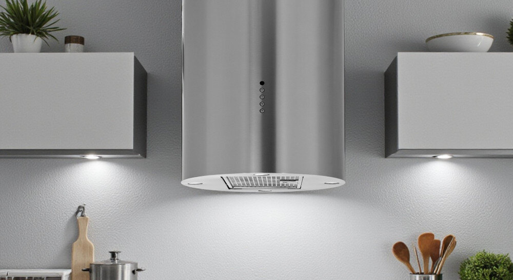 OKAP AKPO WK-12 Balmera WL Slim Na zdjęciu widać przestronną kuchnię w ciemnej kolorystyce z dużym, czarnym okapem wyspowym zawieszonym nad wyspą kuchenną. W tle znajdują się długie blaty robocze, zabudowa z piekarnikiem, duże okna z widokiem na zieleń oraz dwa zlewy z wysokimi bateriami smukły design minimalistyczny elegancja styl industrialny proporcje