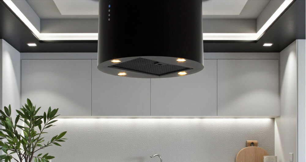 OKAP AKPO WK-12 Balmera WL Slim Na zdjęciu widać przestronną kuchnię w ciemnej kolorystyce z dużym, czarnym okapem wyspowym zawieszonym nad wyspą kuchenną. W tle znajdują się długie blaty robocze, zabudowa z piekarnikiem, duże okna z widokiem na zieleń oraz dwa zlewy z wysokimi bateriami smukły design minimalistyczny elegancja styl industrialny proporcje